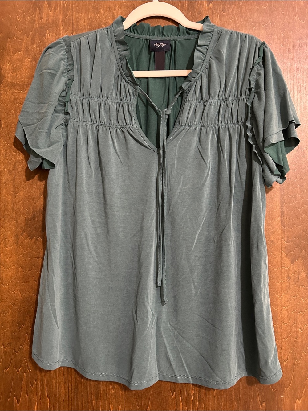 Buckle BKE Daytrip emerald  Green Ruffle Tie-Neck Women's Top large